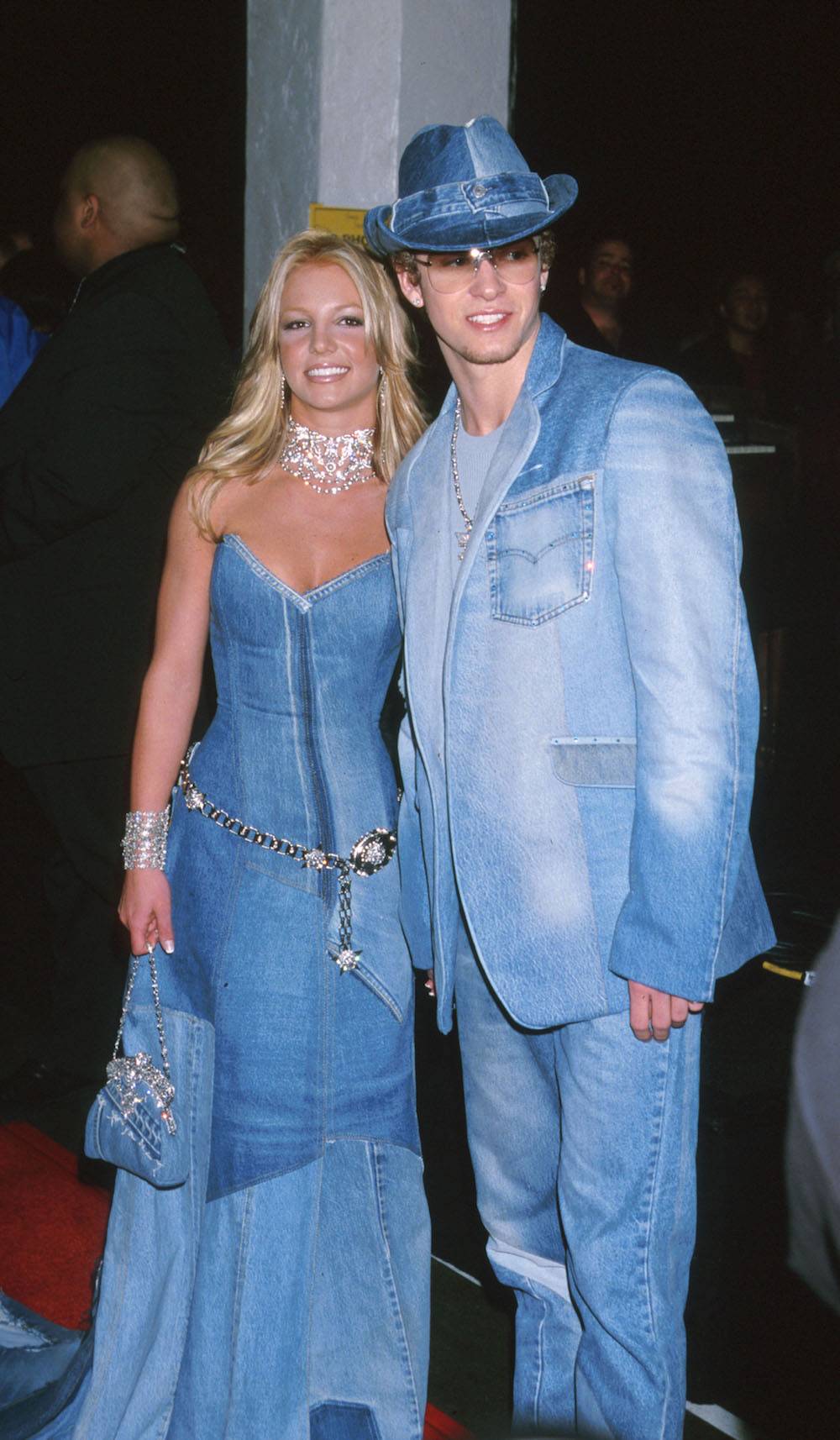 Jedne z najbardziej ikonicznych stylizacji w historii czerwonego dywanu: Britney i Justin Timberlake w 2001 roku (Fot. Getty Images)