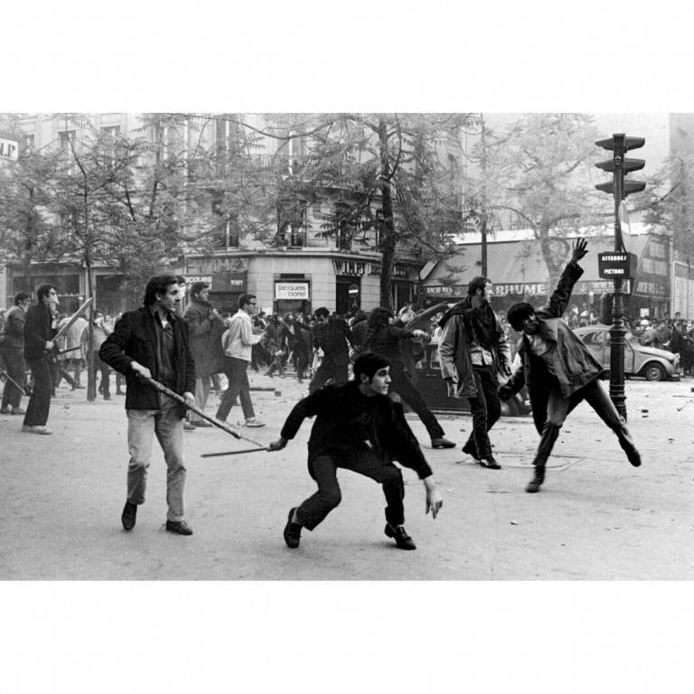 Francja, Paryż – walki studentów z policją na bulwarze Saint-Germain w maju 1968, współczesna odbitka na papierze barytowym, Bruno Barbey / Magnum Photos