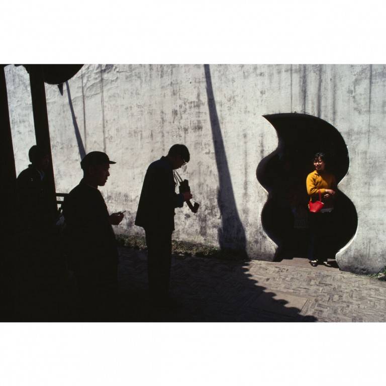 Chiny, Szanghaj. Ogród Yuyuan – zabytkowy kompleks na terenie Starego Miasta, 1980, współczesna odbitka na papierze barytowym, Bruno Barbey / Magnum Photos