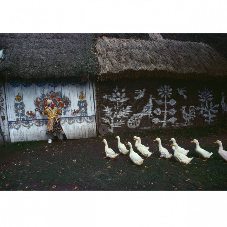 Polska, Zalipie. „Malowana wioska”, 1976, współczesna odbitka na papierze barytowym, Bruno Barbey / Magnum Photos.