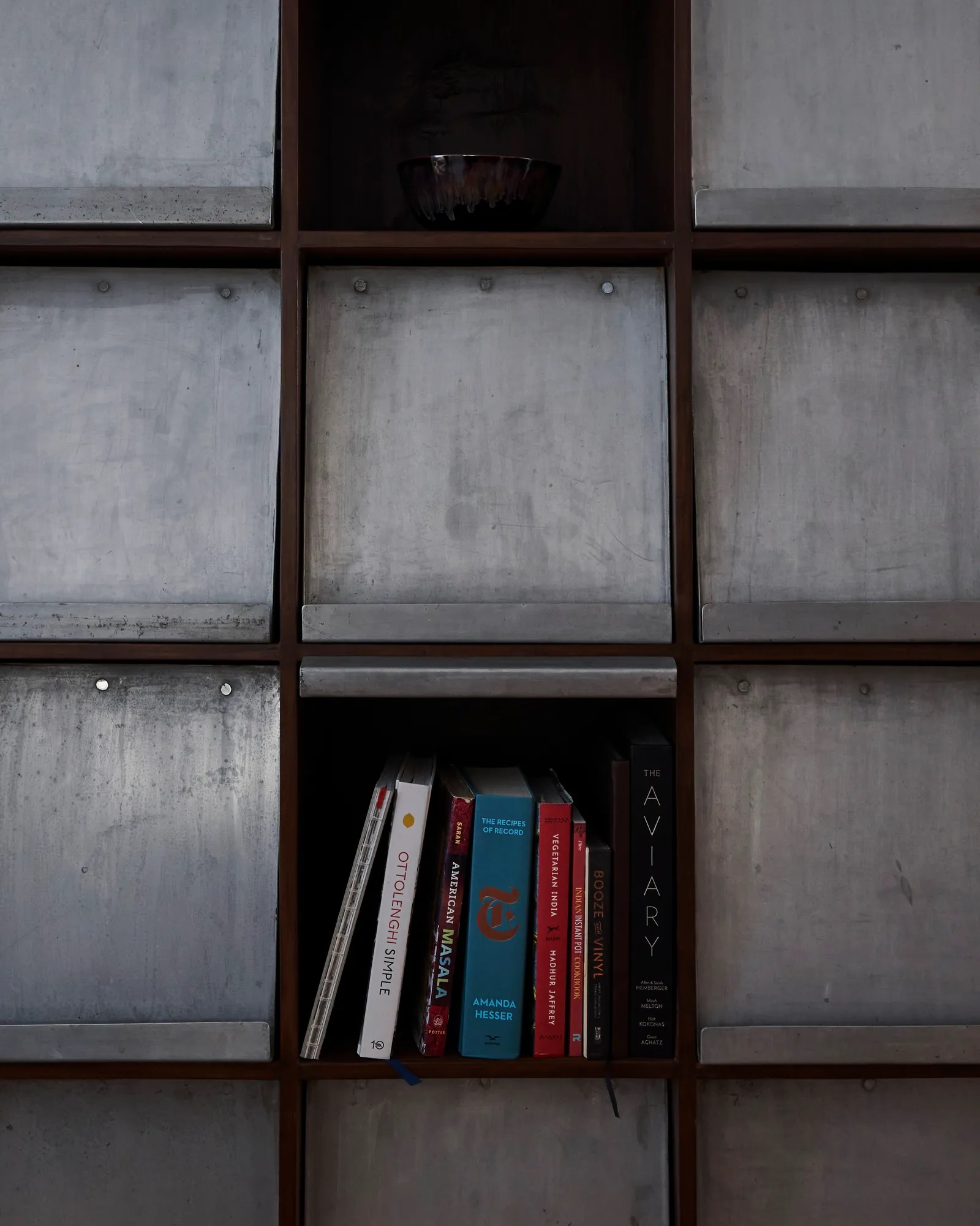 Półka na książki wystylizowana przez Colina Kinga wykorzystuje materiały przemysłowe. „Jest w tym czystość i prostota - mówi King o zasadach projektowania brutalizmu. (Fot. Adrian Gaut)