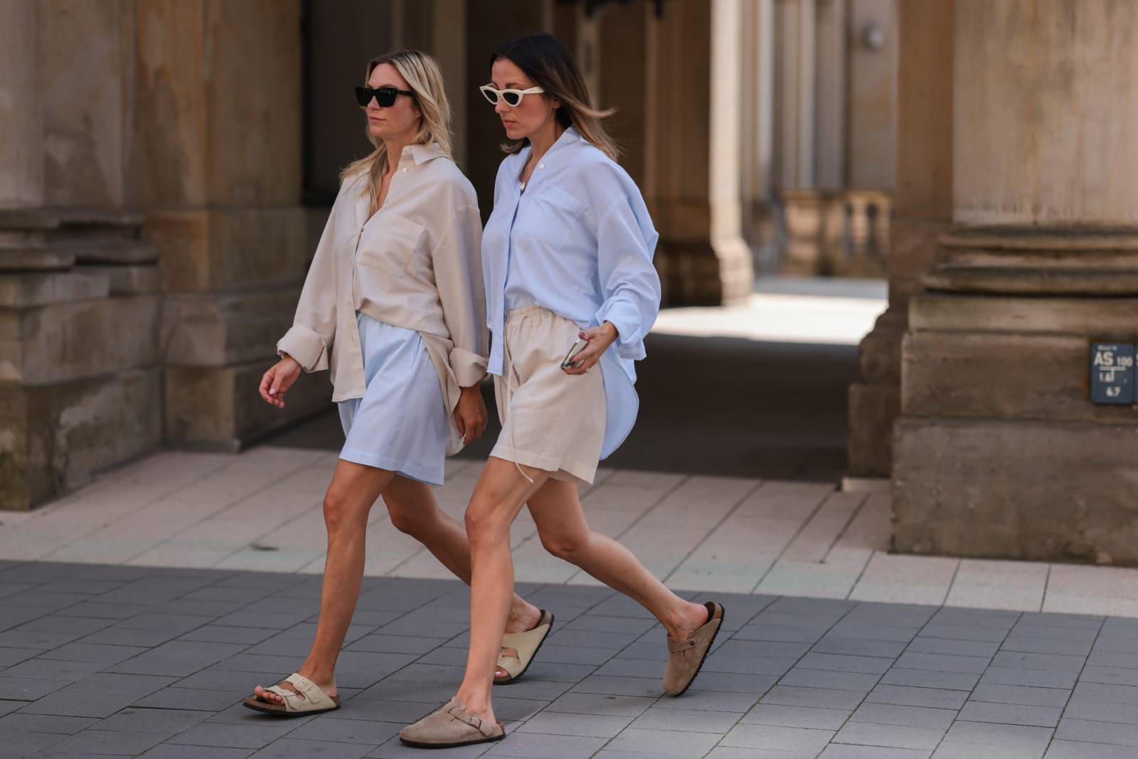 Niezawodne Birkenstocki stworzą z szortami damskimi modne stylizacje na lato 2024 (Fot. Getty Images)