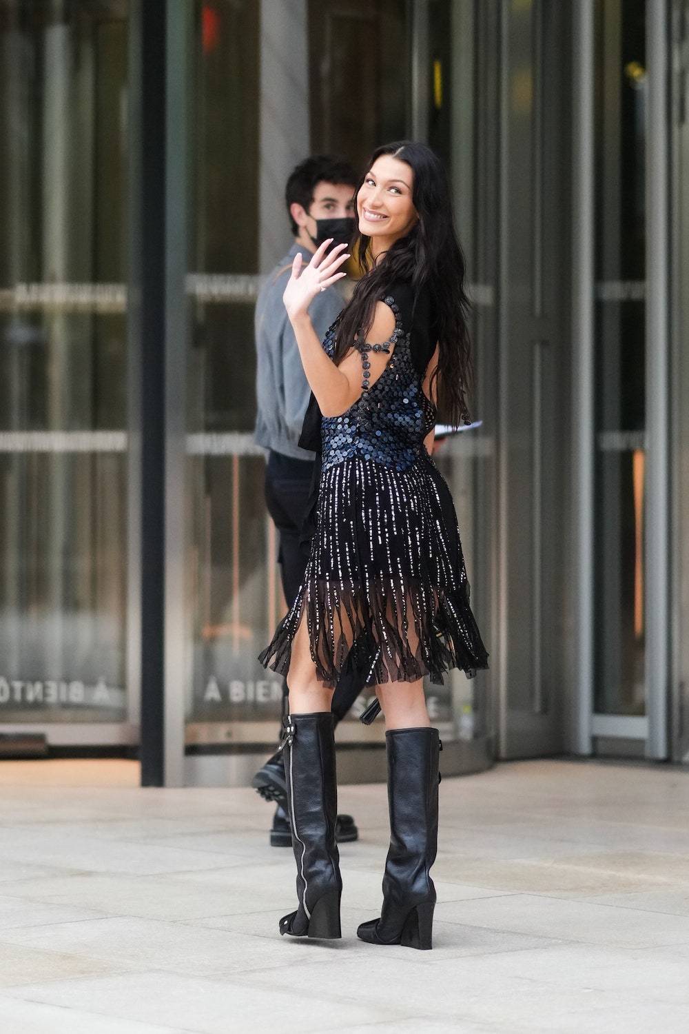 Bella Hadid w butach Louis Vuitton (Fot. Getty Images/EDWARD BERTHELOT)