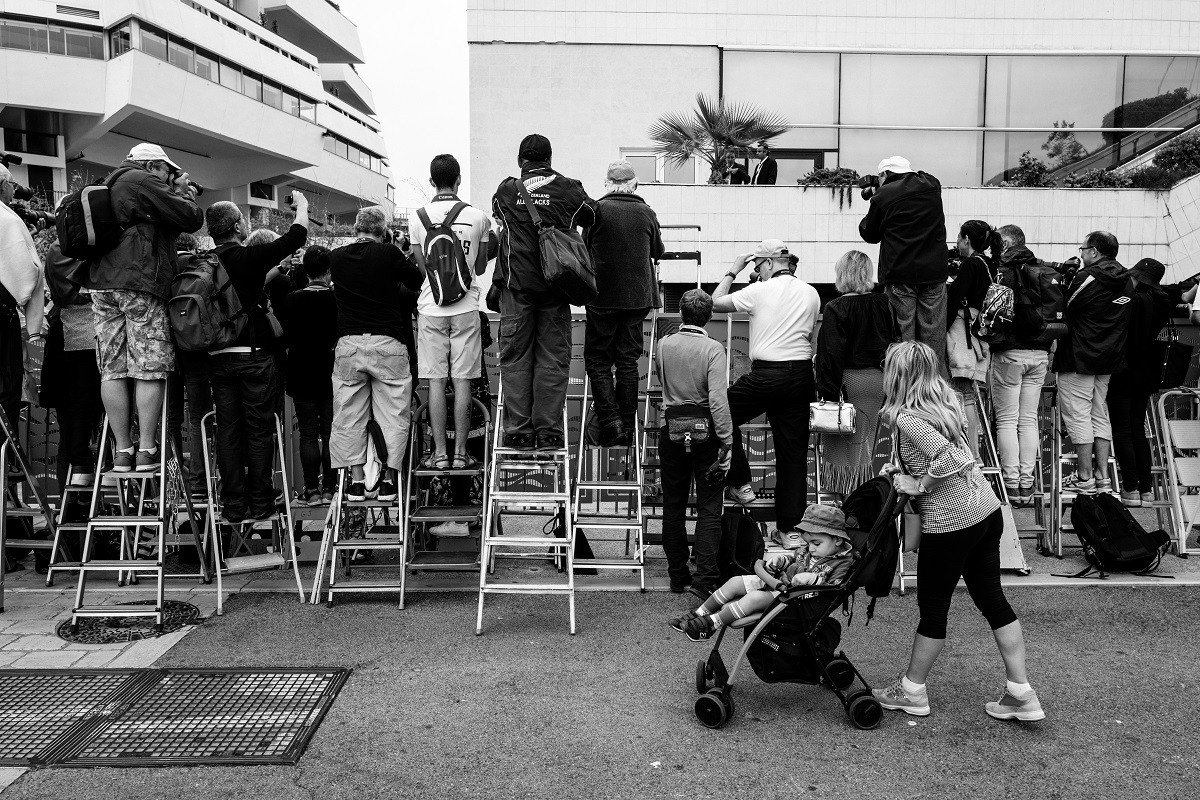 Fotografowie przed Pałacem Festiwalowym w Cannes