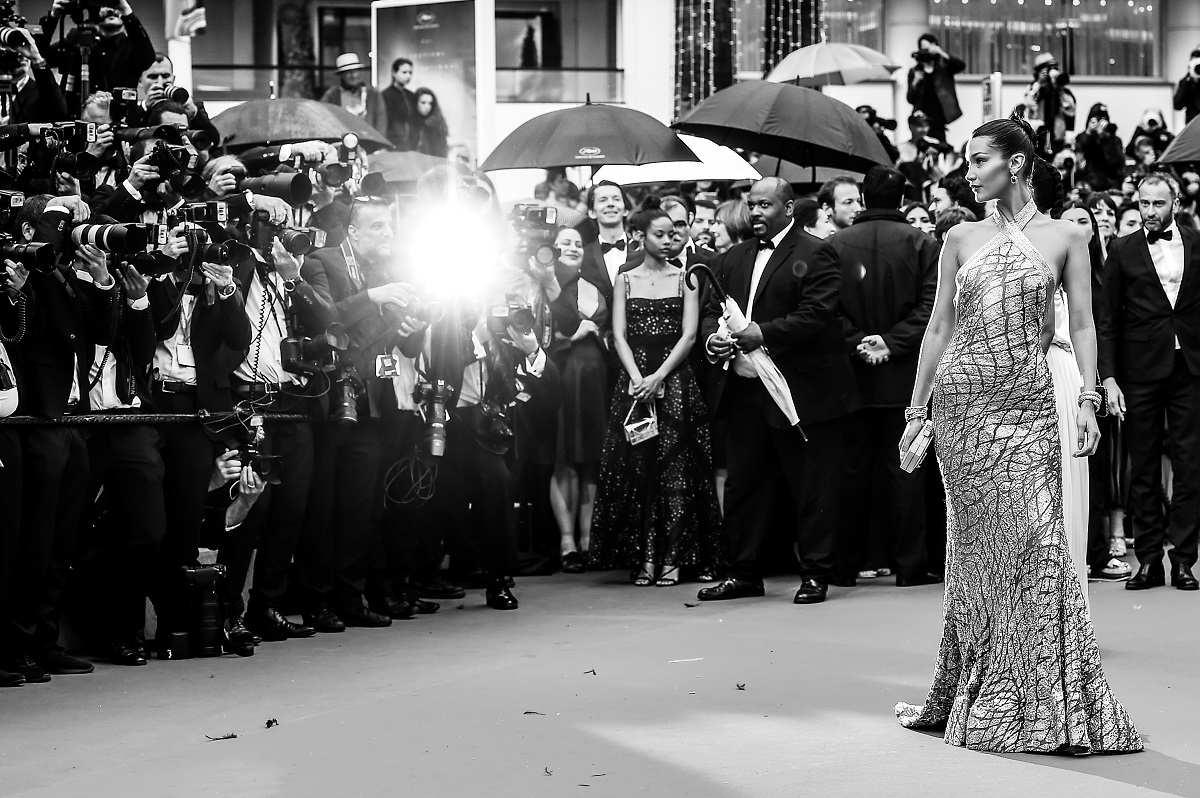 Bella Hadid i tłum fotoreporterów na czerwonym dywanie w Cannes