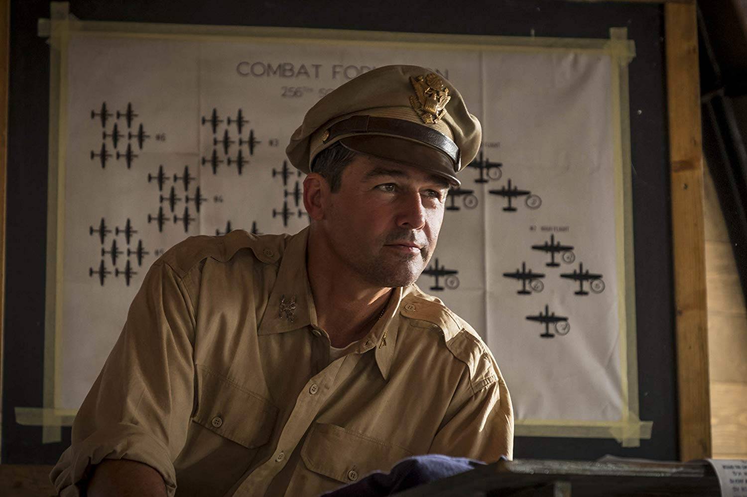 Kyle Chandler w serialu Parafgraf 22 (Fot. Materiały prasowe)