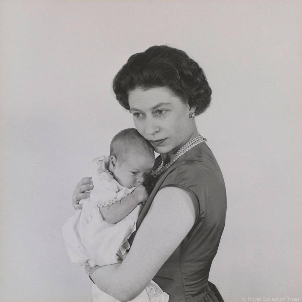 Portret królowej Elżbiety II z małym księciem Andrzejem, 1960 rok (Fot. Cecil Beaton/FaceToFace/REPORTER)