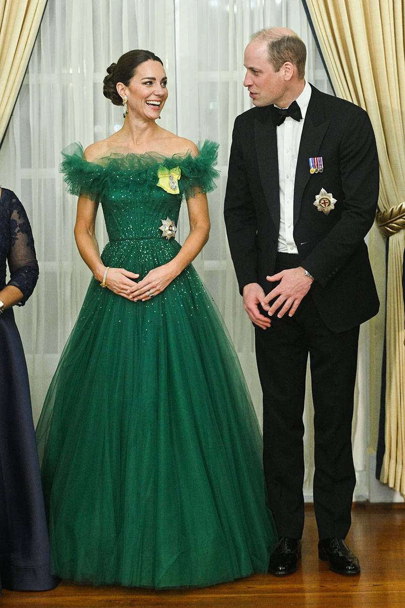 Księżna w sukni projektu Jenny Packham podczas uroczystej kolacji na Jamajce. / Fot. Samir Hussein, (Fot. Getty Images)