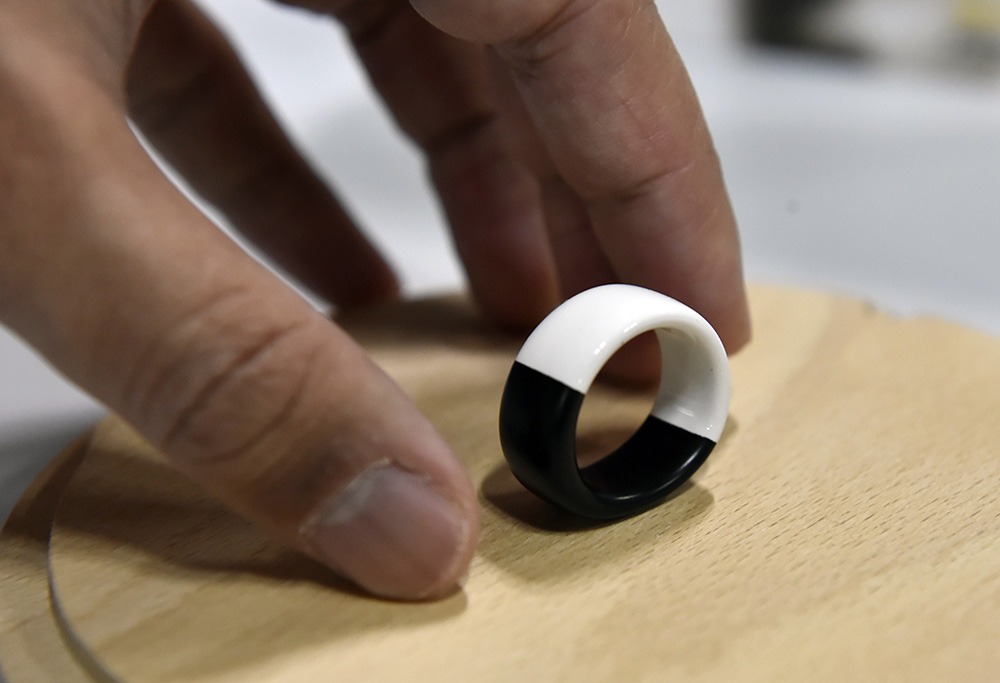 The Aeklys smart ring (Fot. David Becker/Getty AFP/East News)