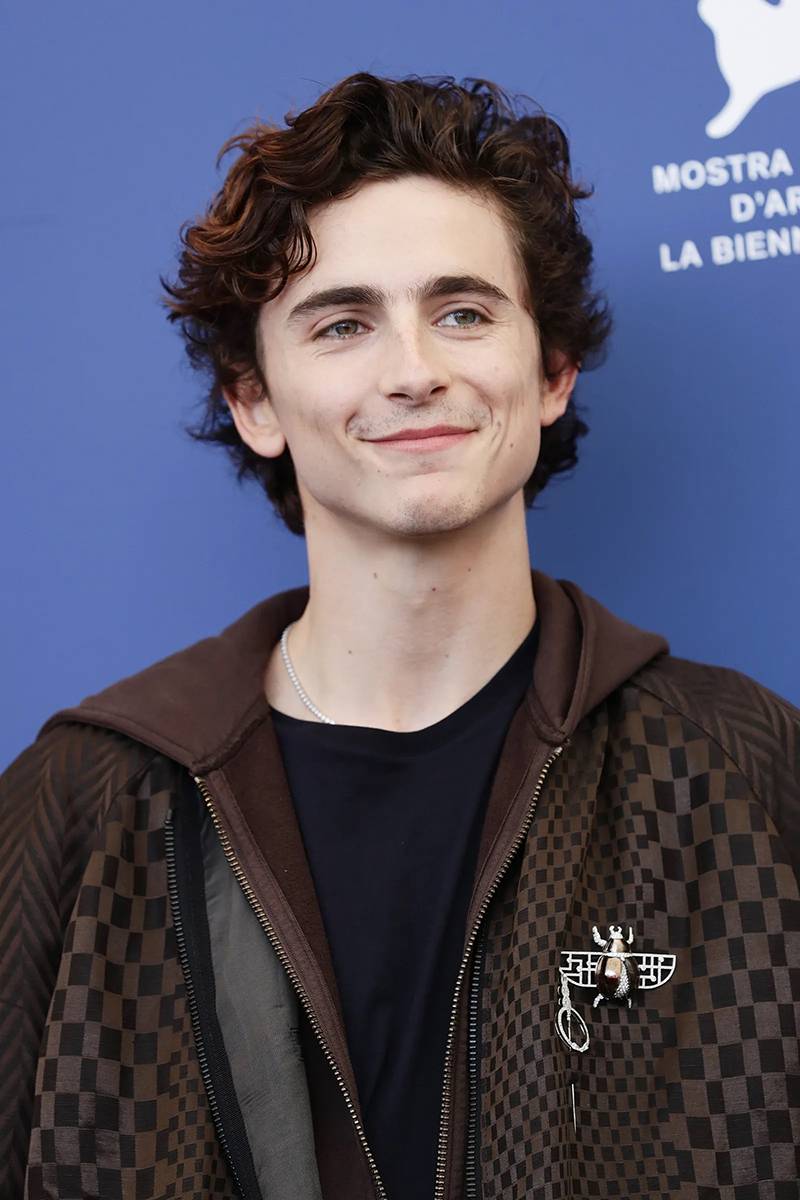 Timothée Chalamet podczas promocji Diuny ponownie z broszką Cartiera (Fot. Vittorio Zunino Celotto / Getty Images)