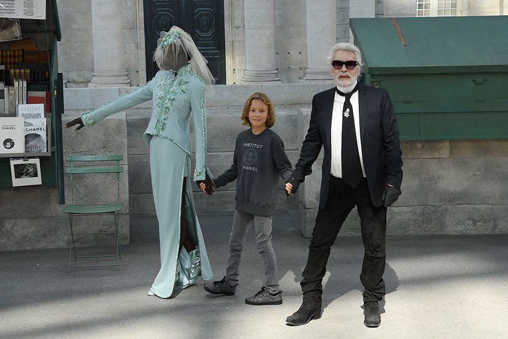 Karl Lagerfeld po pokazie Chanel haute couture jesień-zima 2018 (Fot. Getty Images)