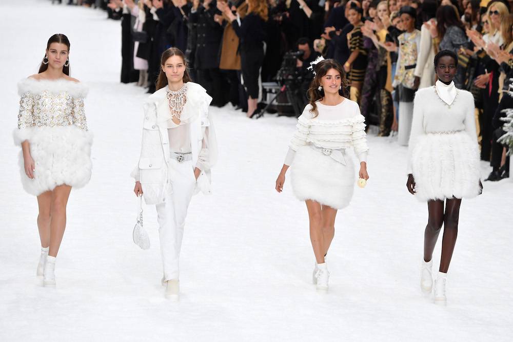 Modelki z Penélope Cruz na pokazie Chanel (Fot. Getty Images)