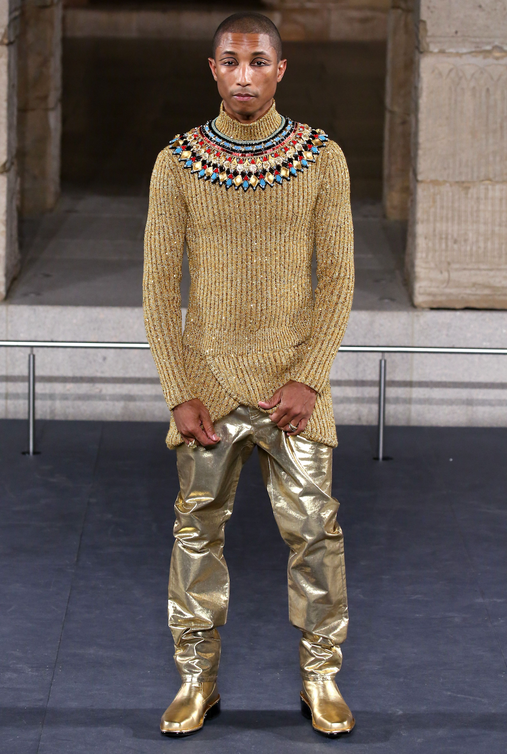 Pharrell Williams jako współczesny faraon na pokazie Chanel (Fot. EastNews)
