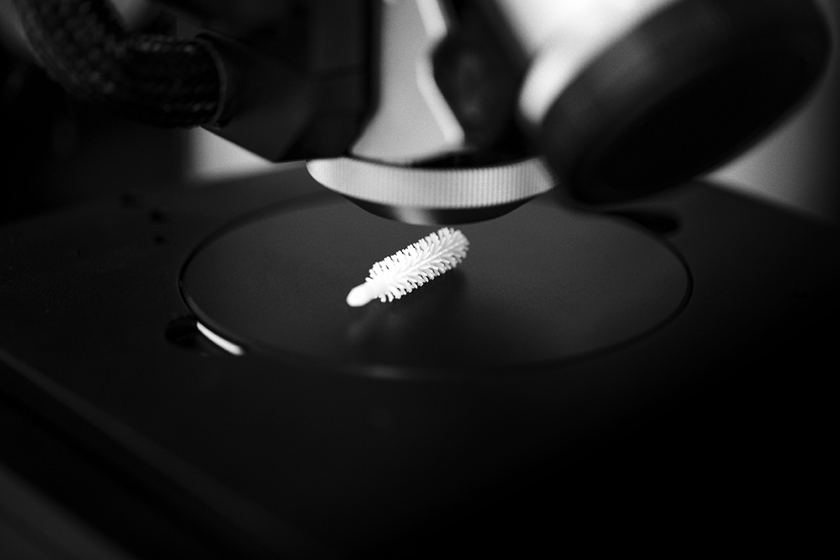 Produkcja szczoteczki maskary Le Volume Révolution de Chanel (Fot. Materiały prasowe Chanel)