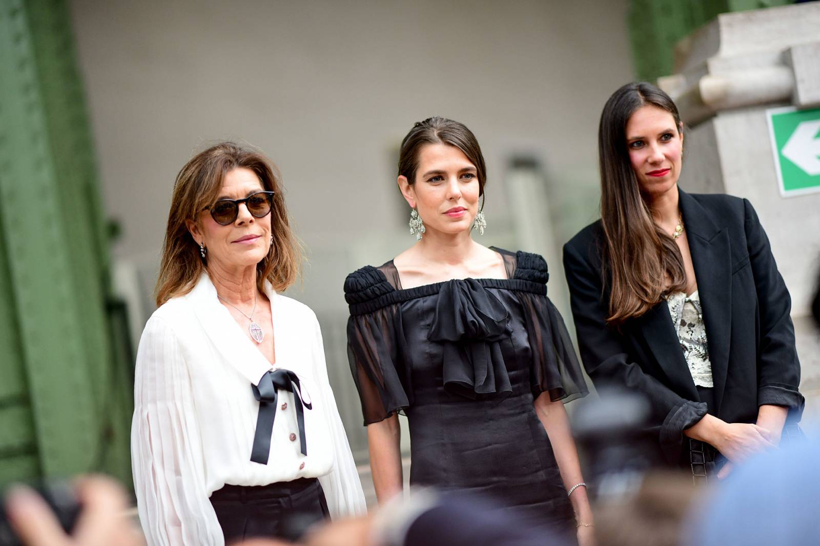 Charlotte Casiraghi z mamą Karoliną, księżniczką Hanoweru (Fot. Anthony Ghnassia/Getty Images For Karl Lagerfeld)