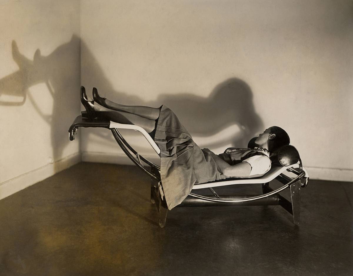 Charlotte Perriand sur la « Chaise longue basculante, B306 », (1928-1929) – Le Corbusier, P. Jeanneret, C. Perriand, vers 1928