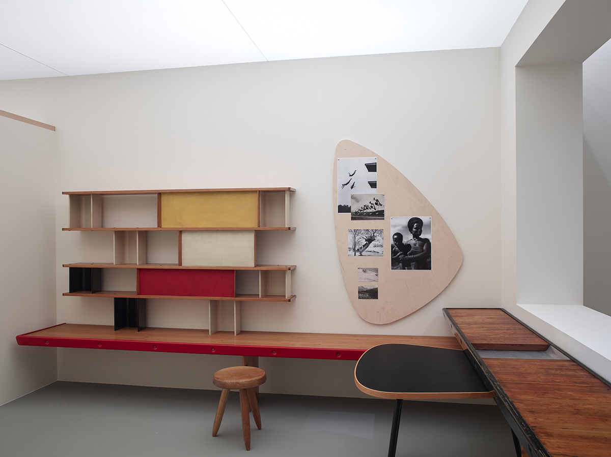Charlotte Perriand – Maison de la Tunisie, chambre détudiant - Cité universitaire internationale de Paris, 1952. Reprodukcja na potrzeby wystawy „Charlotte Perriand: Inventing a New World” (Fot. Fondation Louis Vuitton / Marc Domage)