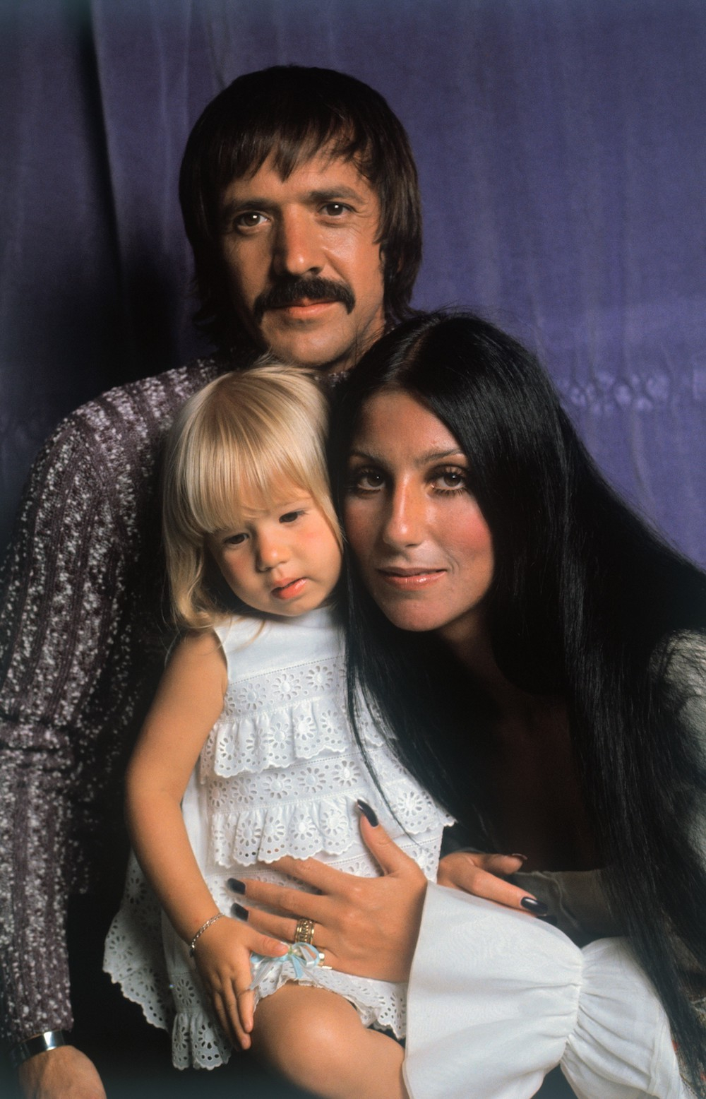 Cher z mężem Sonnym i córką Chastity (dzisiaj jest synem Chazem) (Fot. Getty Images) 