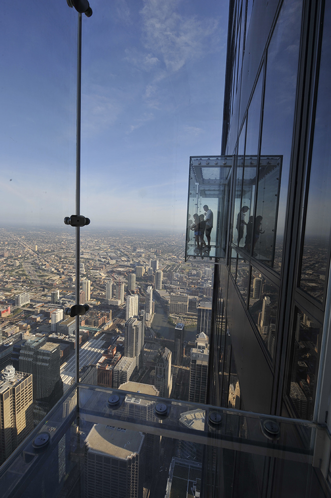 Przeszklone balkonowe tarasy Willis Tower (Fot. Materiały prasowe Willis Tower)