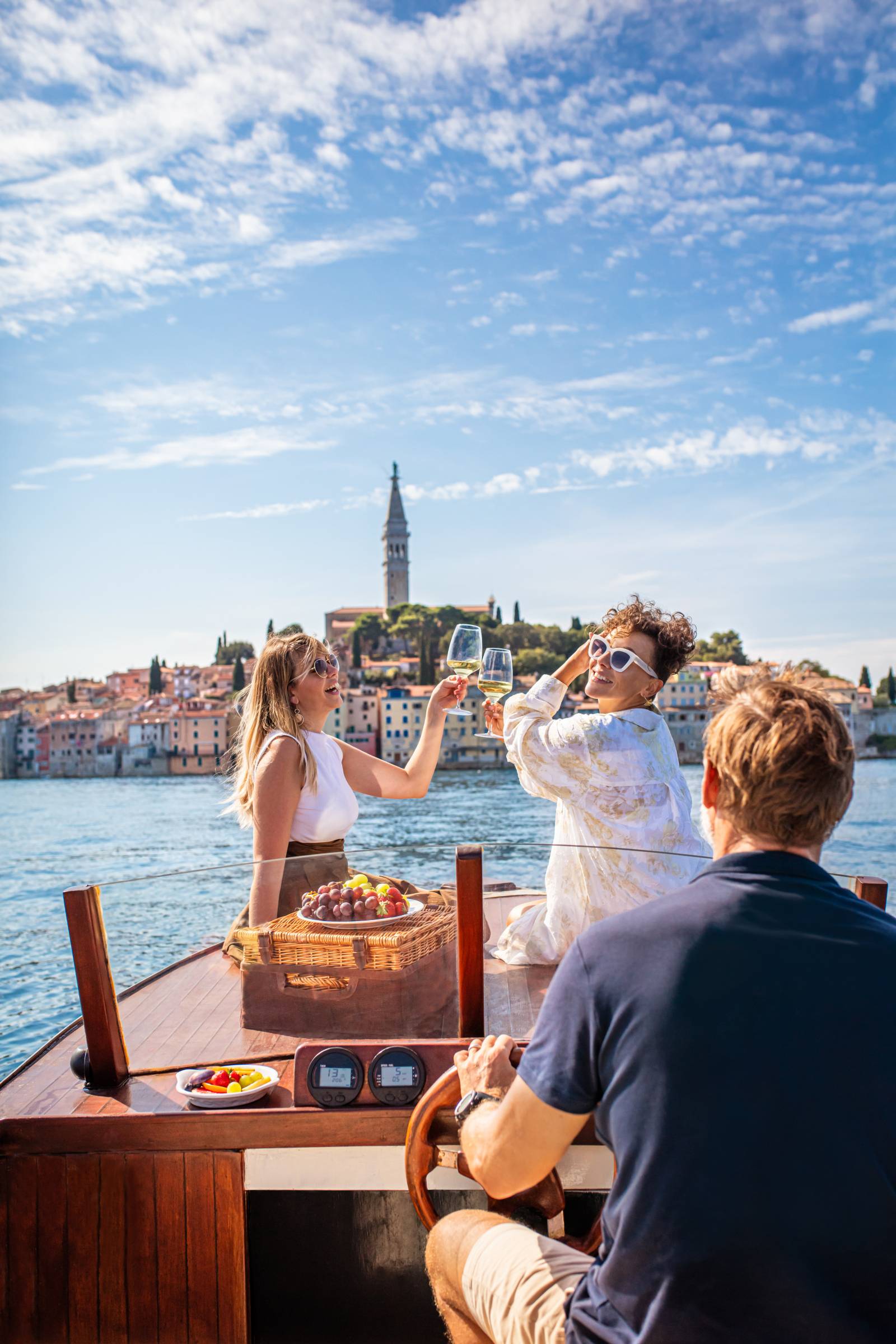 Chorwackie miasta warto także podziwiać, wypływając w rejs. W tle Rovinj (fot. Maja Danica Pečanič)