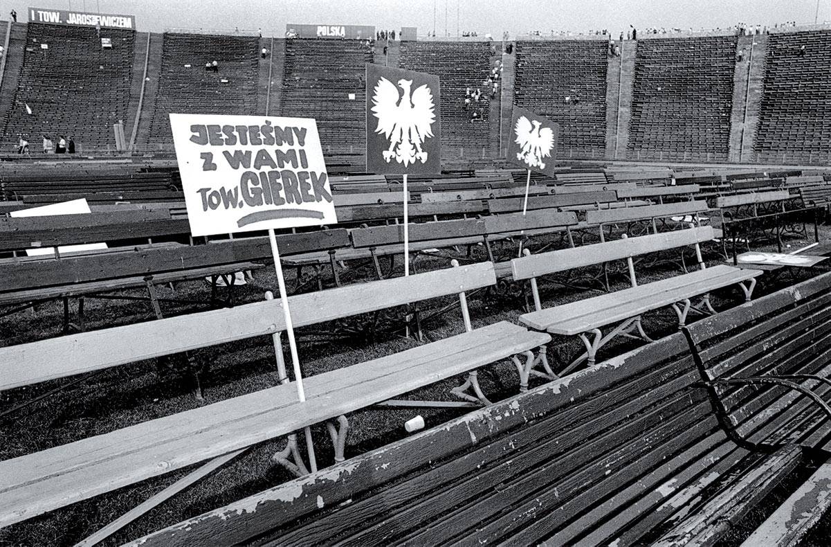 1976, po zorganizowanym przez władzę wiecu poparcia dla PZPR. Opuszczony w pośpiechu Stadion Dziesięciolecia mówi więcej niż tłum. 