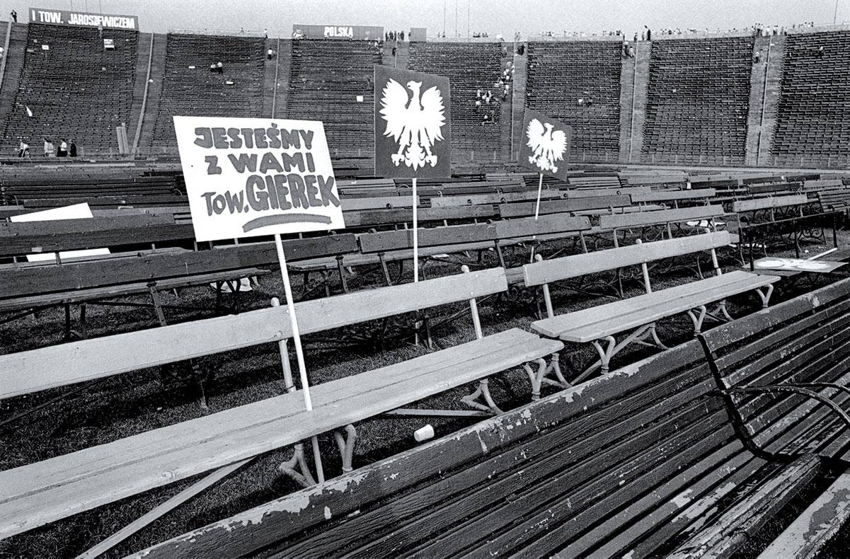 1976, po zorganizowanym przez władzę wiecu poparcia dla PZPR. Opuszczony w pośpiechu Stadion Dziesięciolecia mówi więcej niż tłum.