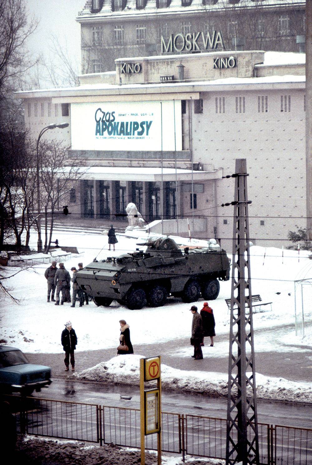 1981, najsłynniejsze zdjęcie ze stanu wojennego: przed kinem Moskwa, gdzie wcześniej grano „Czas apokalipsy”, stoi opancerzony SKOT.