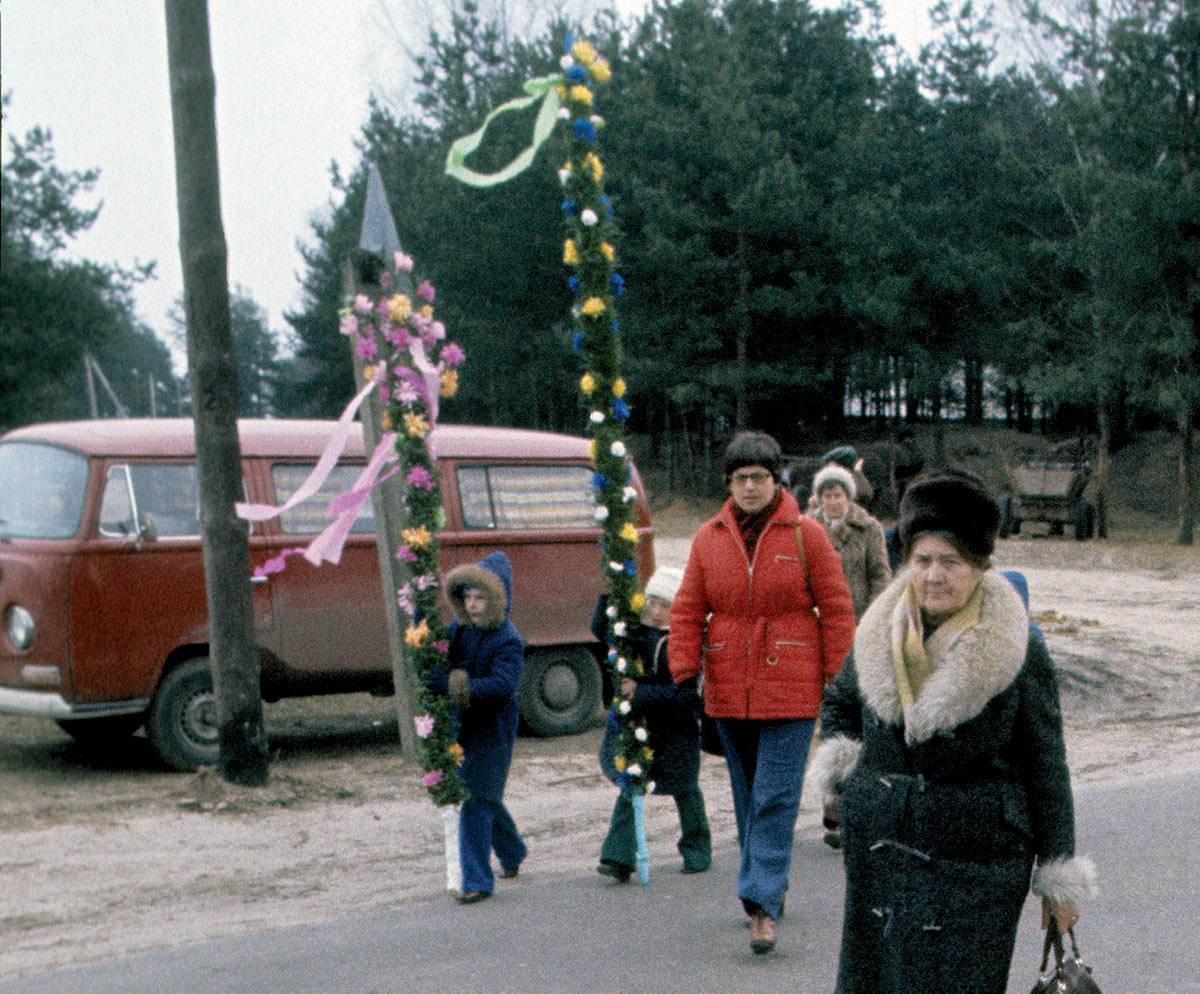 Kamper w trasie. Tym autem Chris Niedethal jeździł po Polsce fotografować uroczystości religijne. Tu: Niedziela Palmowa na Kurpiach.