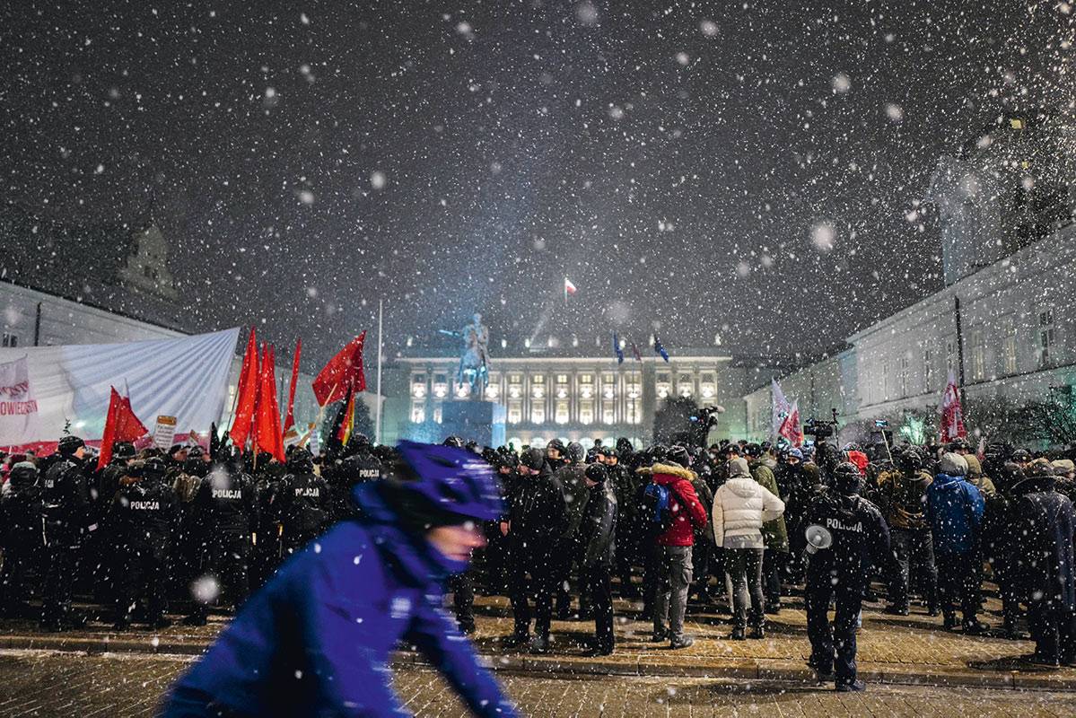 Protest przed pałacem prezydenckim.