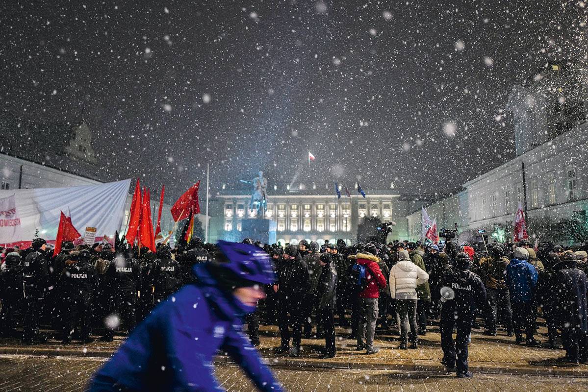 Protest przed pałacem prezydenckim. 