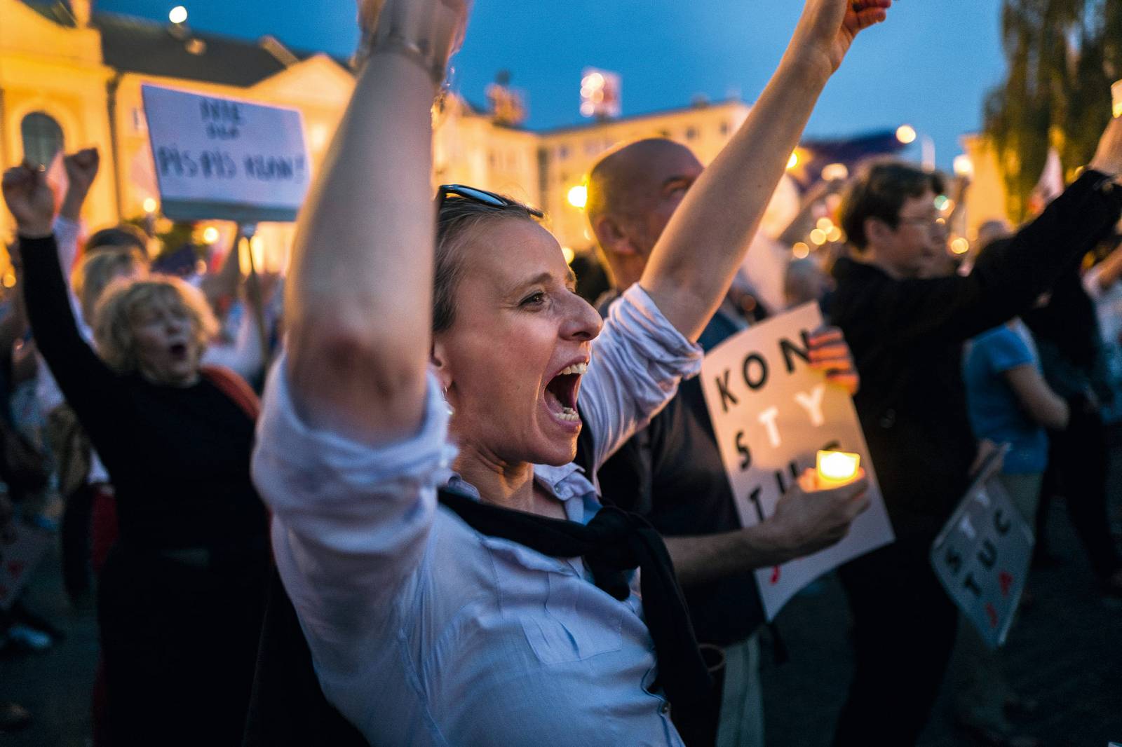 Od 2015 roku Polki i Polacy protestują przeciw władzy PiS. Chris Niedenthal towarzyszy im z leicą z szerokątnym obiektywem.