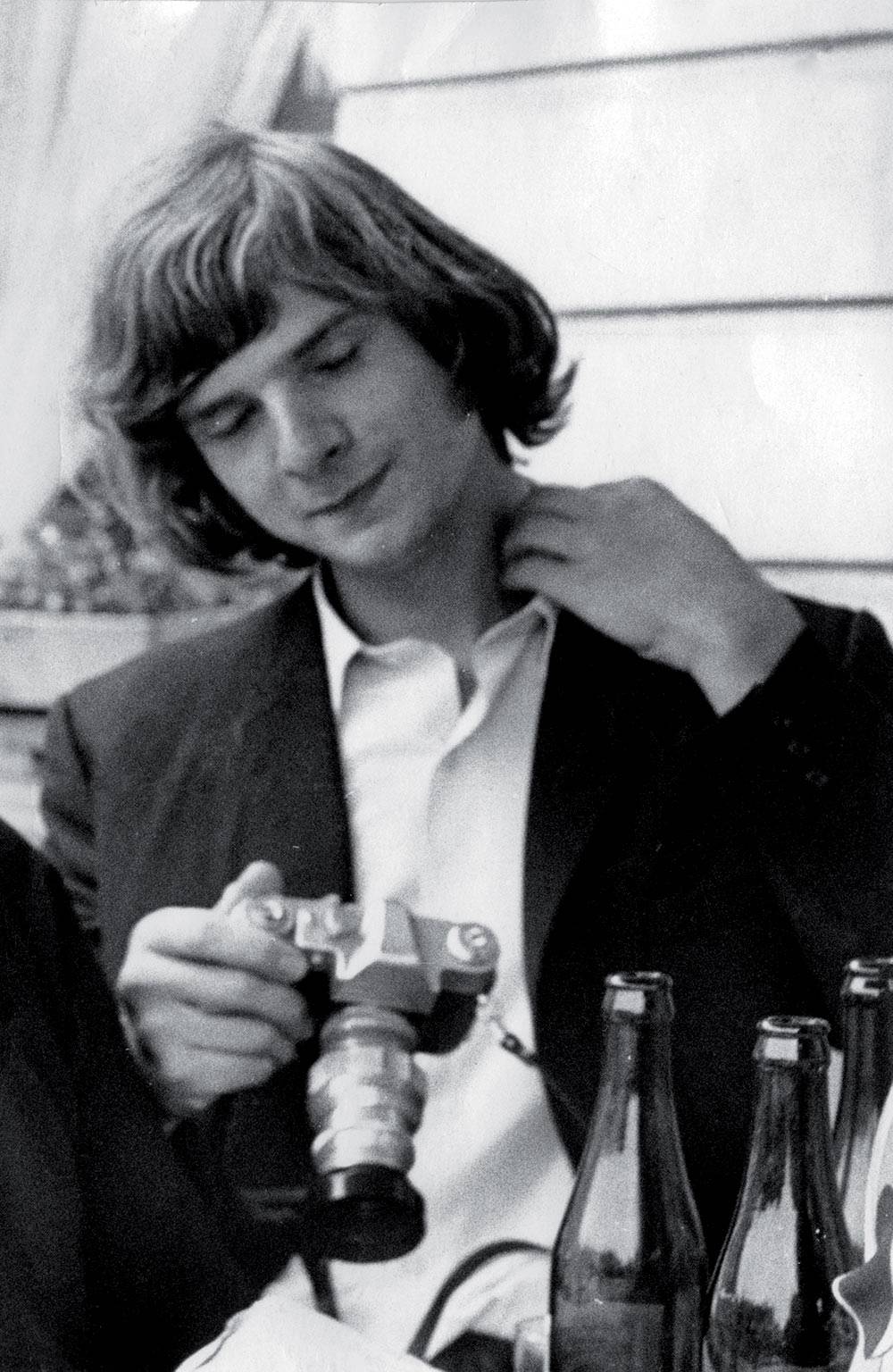1970, Chris Niedenthal w Warszawie, z aparatem Zenit 3M (z obiektywem 135 mm).