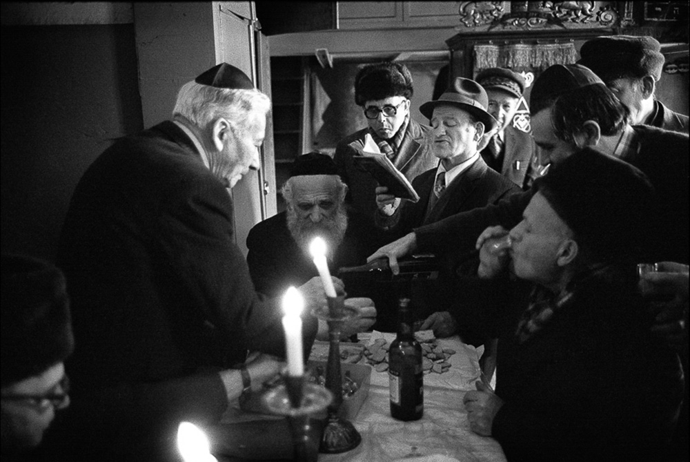 Kidusz po szabatowym nabożeństwie w warszawskim domu modlitwy przy ulicy Twardej. Styczeń 1979 rok (Fot. Chuck Fishman)