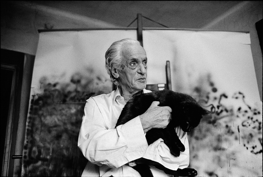 Artysta Jonasz Stern (1904-1988) w swojej krakowskiej pracowni. Jako ocalony z Holokaustu uważał, że otrzymał od losu drugie życie. Postanowił poświęcić je sztuce oraz nauczaniu i wspieraniu artystów. Czerwiec 1983 rok (Fot. Chuck Fishman)