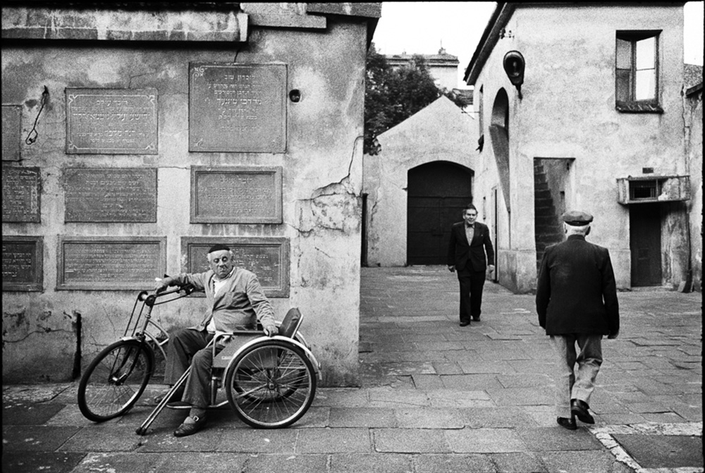 Oczekiwanie na piątkowe wieczorne nabożeństwo szabatowe na podwórzu Synagogi Remu. Pan Lemper w trzykołowym pojeździe. Czerwiec 1983 rok (Fot. Chuck Fishman)