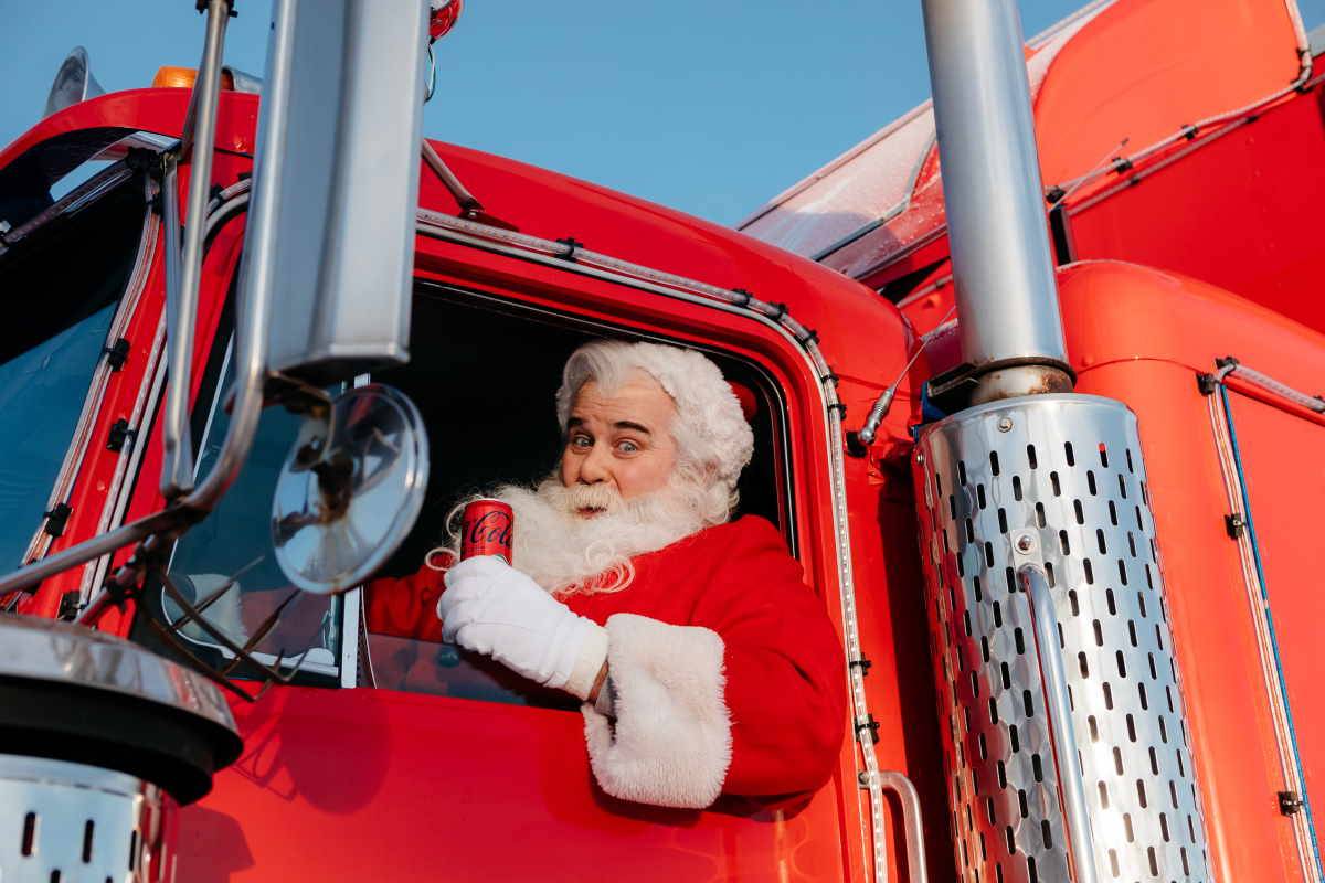 Coca-Cola zaprasza do wspólnego celebrowania Bożego Narodzenia: Odkryj w sobie św. Mikołaja, baw się w strefie Coca-Cola i wygraj wycieczkę do Rovaniemi.