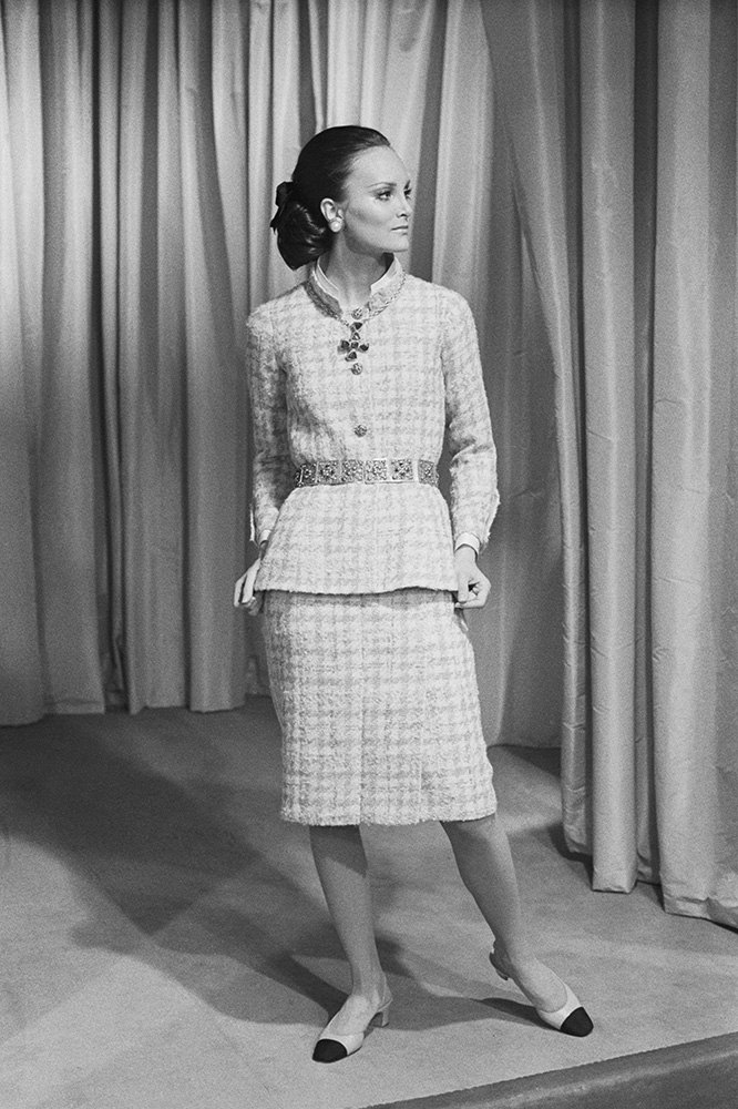 Modelka w kolekcji Chanel z 1969 roku (Fot. James Andanson, Getty Images)
