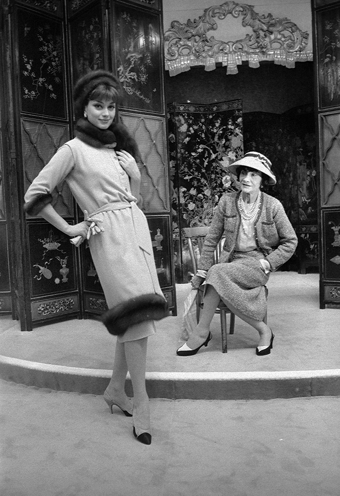 Coco Chanel z modelką w Paryżu, 1958 rok (Fot. Lipnitzki, Getty Images)