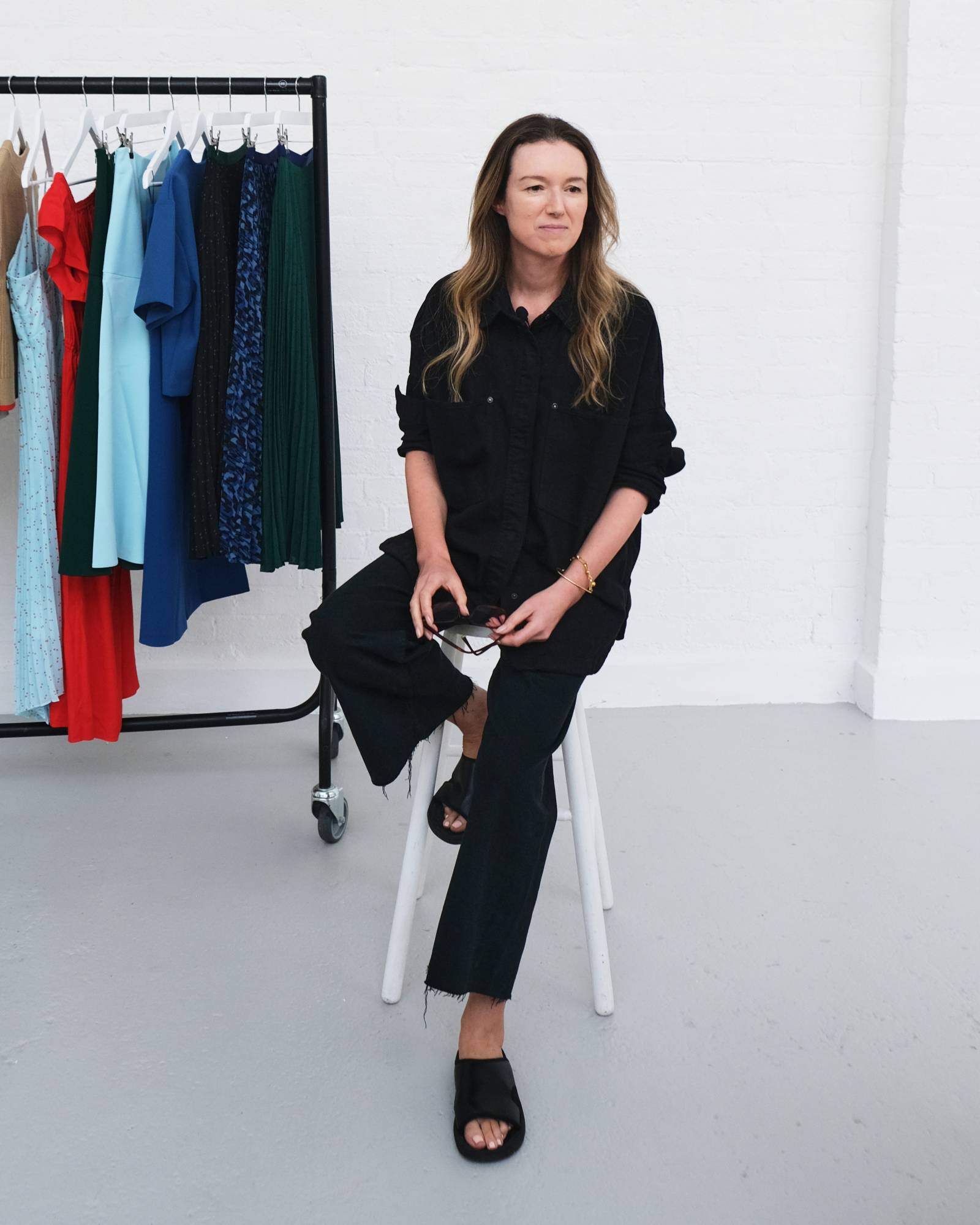 Clare Waight Keller zaprojektowałą kolekcję dla UNIQLO / (Fot. Materiały prasowe)