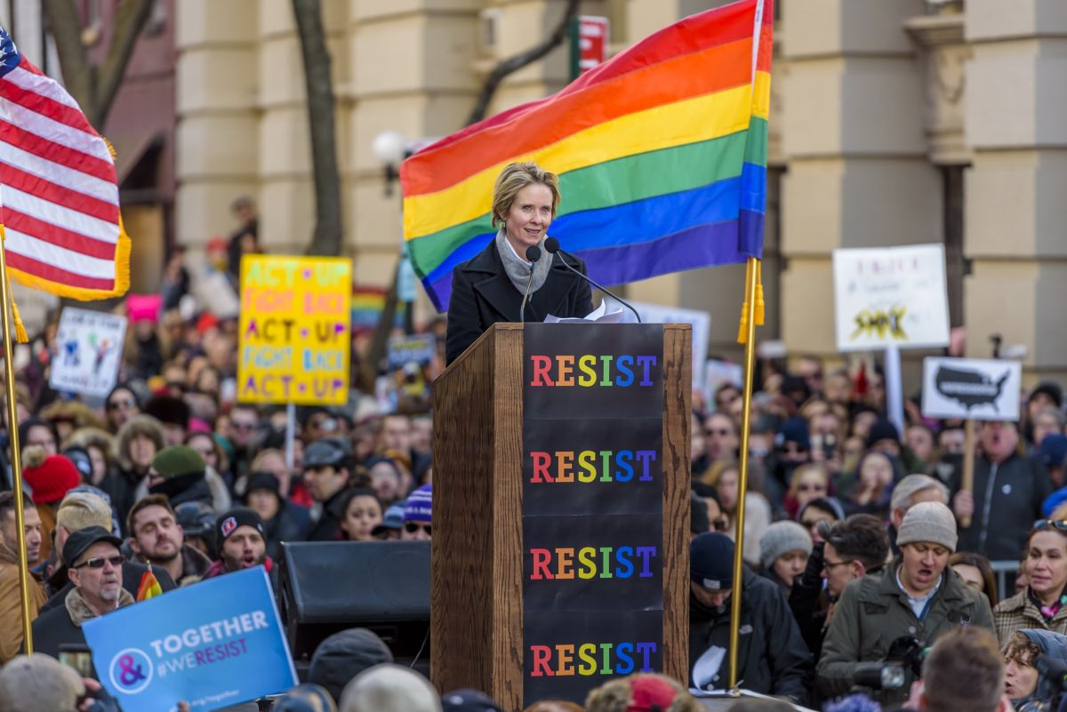 Cynthia Nixon podczas protestów przeciwko polityce Donalda Trumpa w Nowym Joku / Fot. Erik McGregor