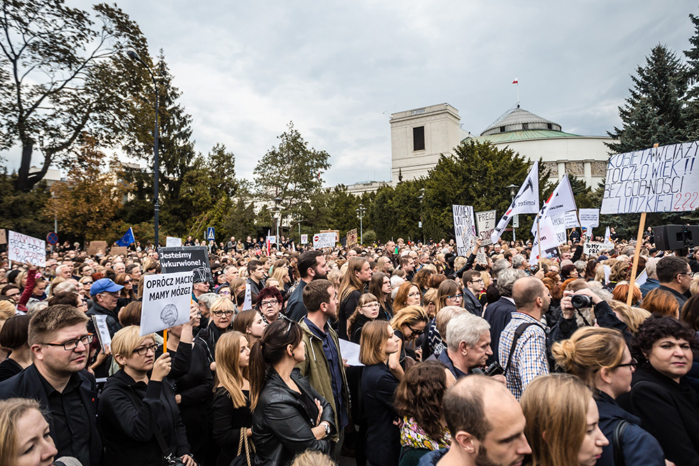 Czarny Protest w Warszawie, 01.10.2016 (Fot. Katarzyna Chmura-Cegielkowska, East News Warszawa)
