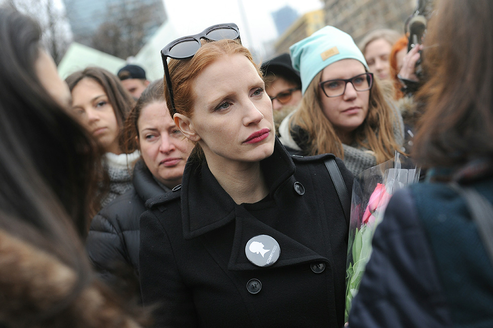 Aktorka Jessica Chastain wzięła udział w strajku kobiet, 08.03.2017 (Fot. Bartosz Krupa, East News Warszawa)