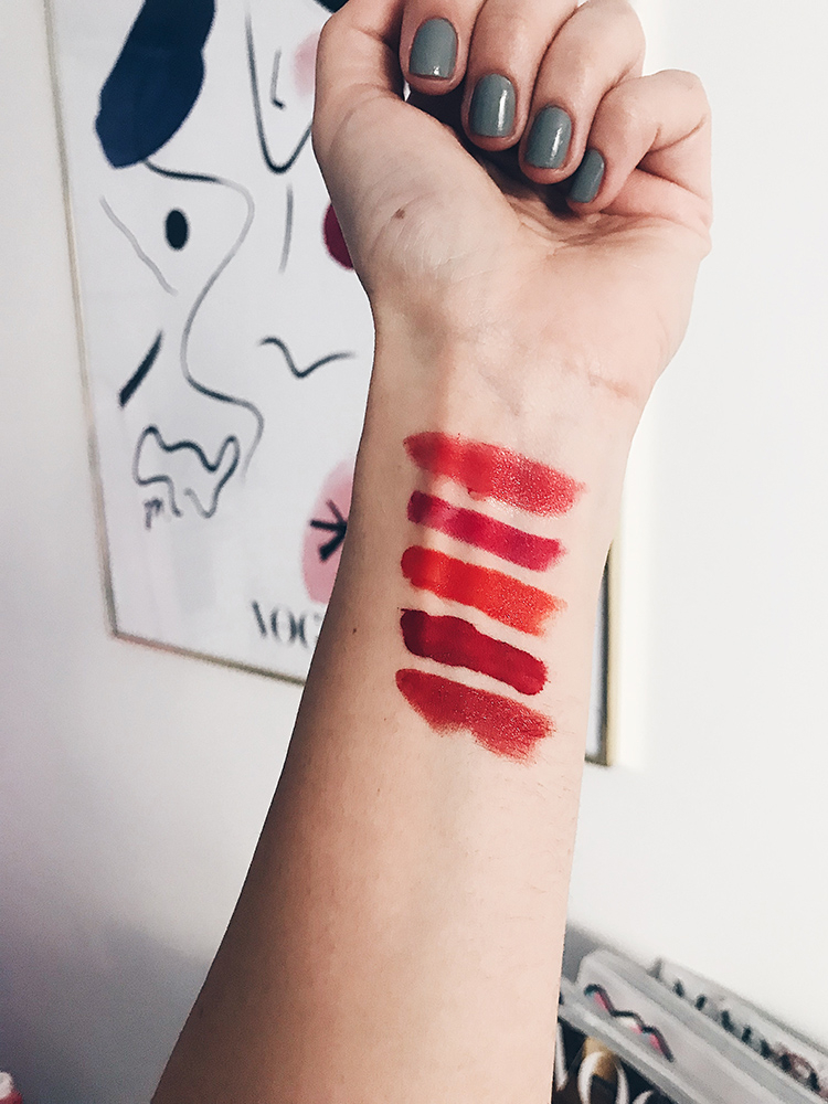 Kolory i konsystencje pomadek biorących udział w teście. Od góry: Chanel POUDRE À LÈVRES z kolekcji Neapolis, Charlotte Tilbury Hot Lips z serii Matte Revolution, M.A.C Liptensity Lipstick, Stay Matte od Rimmel i Rouge G de Guerlain (Fot. Ewelina Dziewiela)