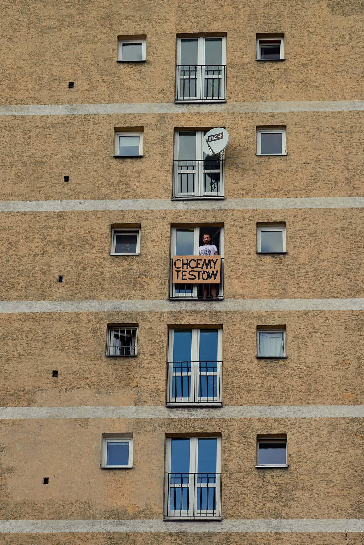 Paweł Żukowski na swoim balkonie (Fot. Grzegorz Wełnicki / RATS Agency)