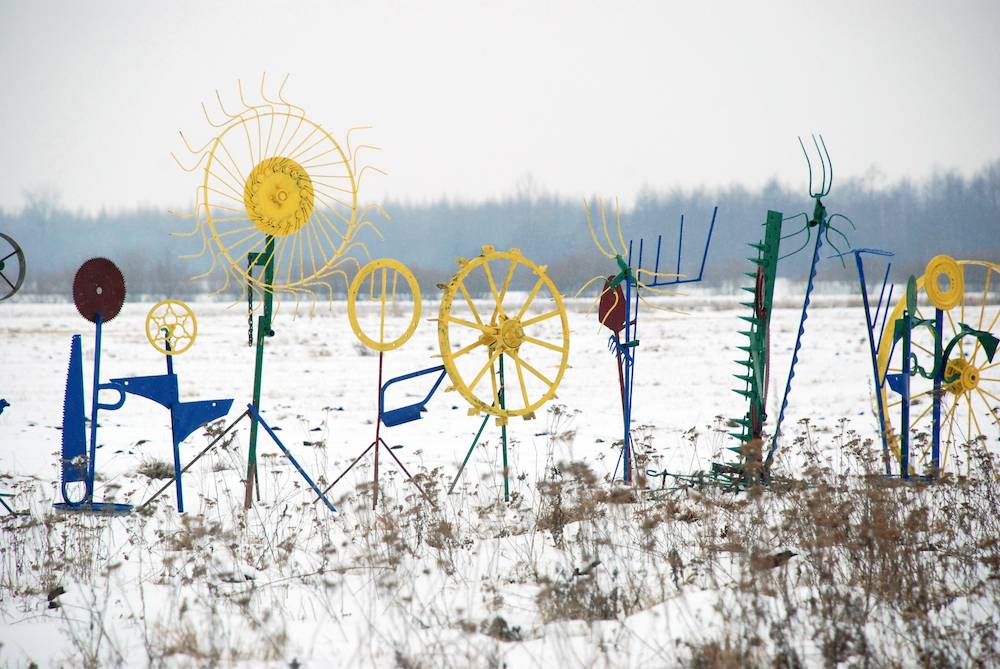 Daniel Rycharski, Ogród zimowy, rzeźba, 2013 rok. Zdjęcie wykonane we wsi Kurówko, (Fot. Daniel Chrobak)
