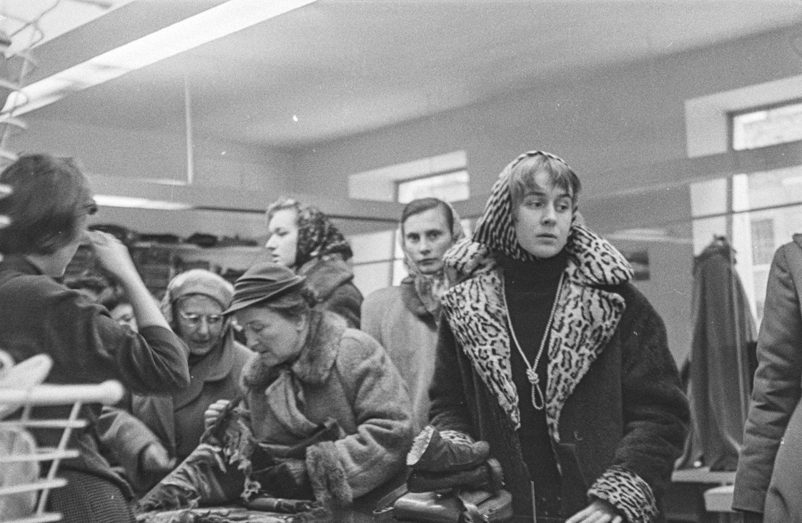 Kobiety w lokalu usługowym, 1957 @Christopher Grabowski / FAF