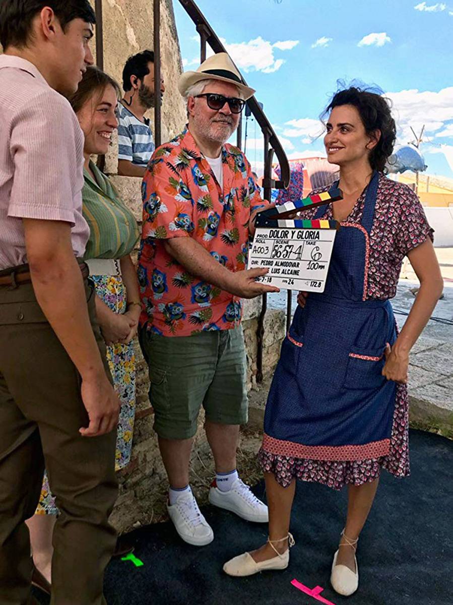 Pedro Almodóvar i Penelope Cruz na planie filmu Ból i lask
