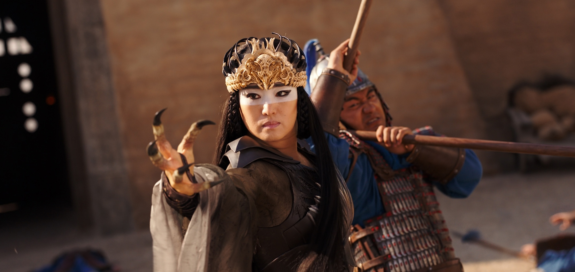 Kadr z filmu Mulan (Fot. Jasin Boland/Capital Pictures/East News)