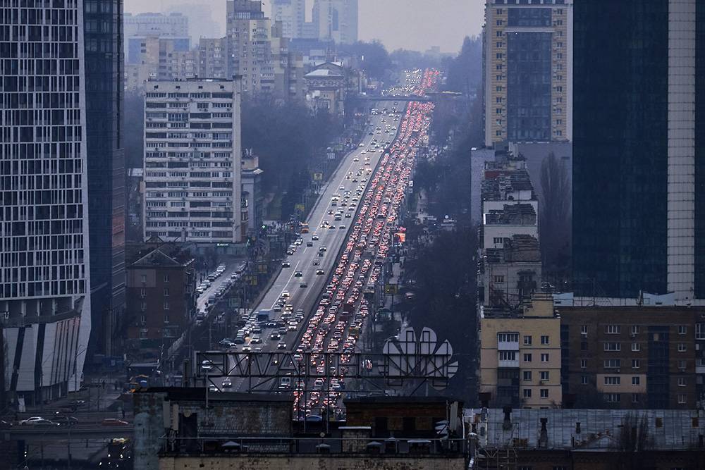 Sznur samochodów wyjeżdżających z Kijowa (Fot. Getty Images)