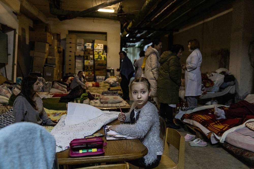 Dziewczynka w schronie przeciwbombowym w kijowskim szpitalu (Fot. Getty Images)